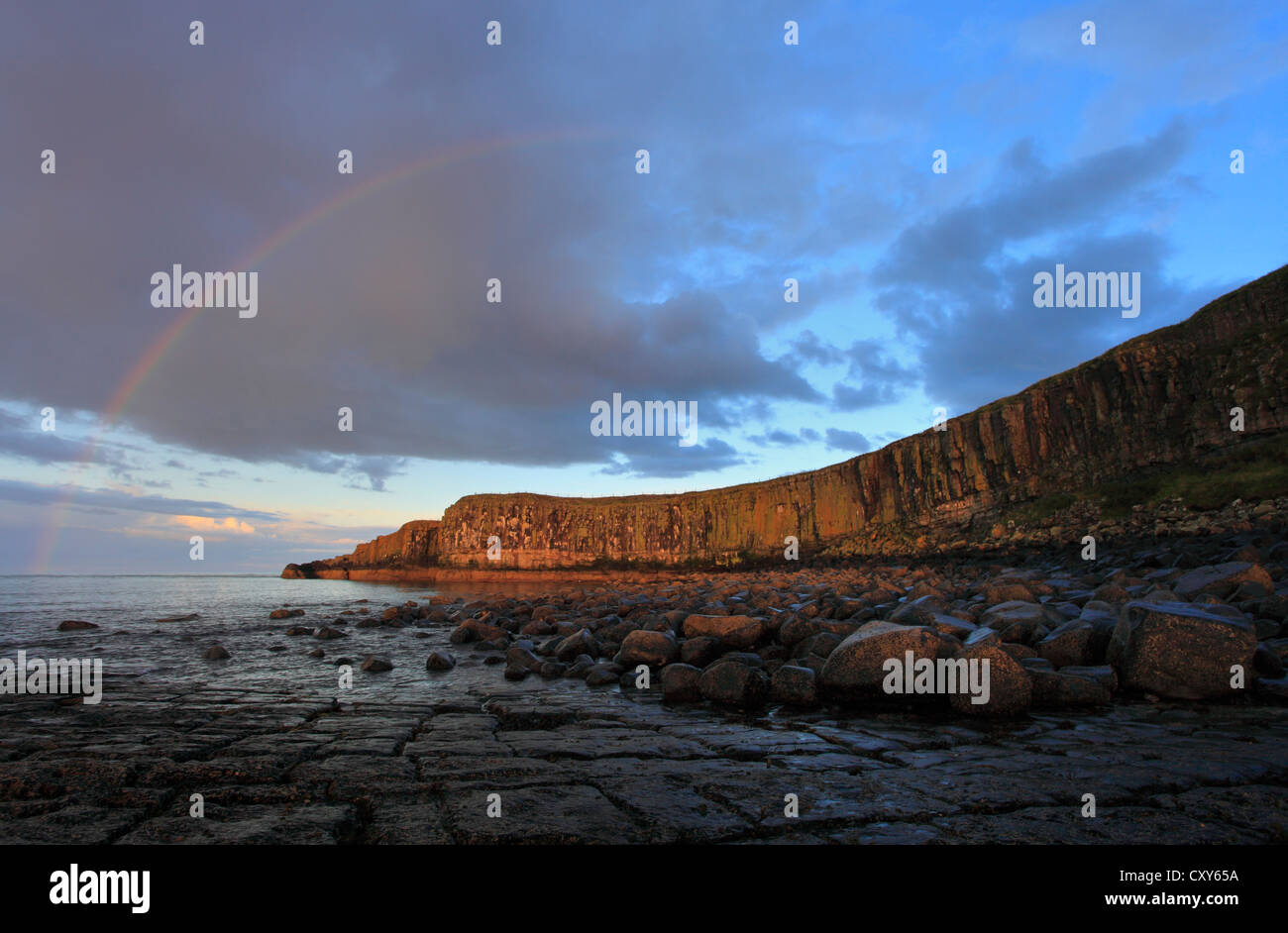 Embleton Bay, Northumberland, am Ende des Tages mit einem Regenbogen über dem Meer. Stockfoto