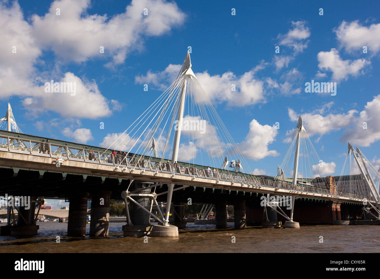 Hungerford und goldenes Jubiläum Brücken gesehen von der Themse, London, England, UK Stockfoto