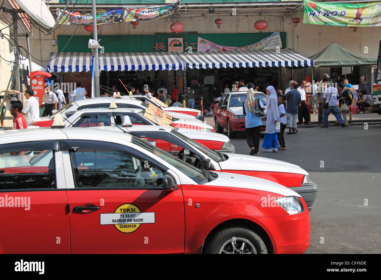 Taxis vor dem Busbahnhof, Sandakan Stadt Zentrum, Sabah, Borneo, Malaysia, Südost-Asien Stockfoto