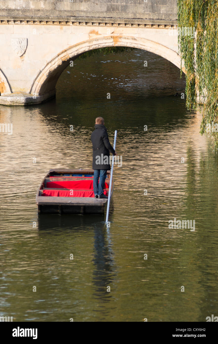 Ein einsamer Punter in "Rücken" am Trinity Bridge am Fluss Cam, Cambridge, England. Stockfoto