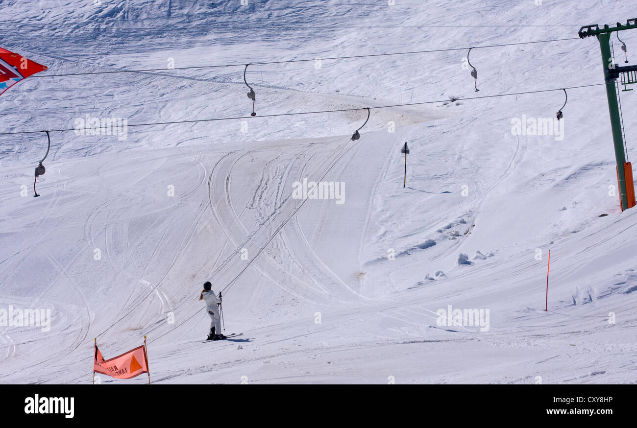 Skifahrer auf Taste Lift auf einer Skipiste Stockfoto