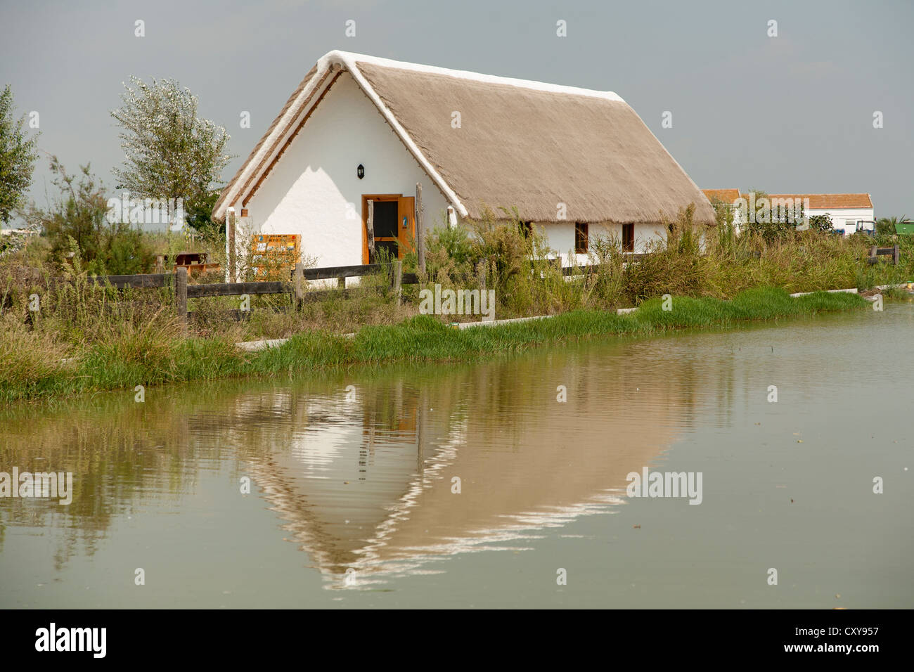 Hütte, "Barraca" typische Gebäude im Ebro-Delta, in der Nähe von einem Reisfeld in Riet Vell, Amposta, Ebro-Delta, Naturpark, Spanien Stockfoto