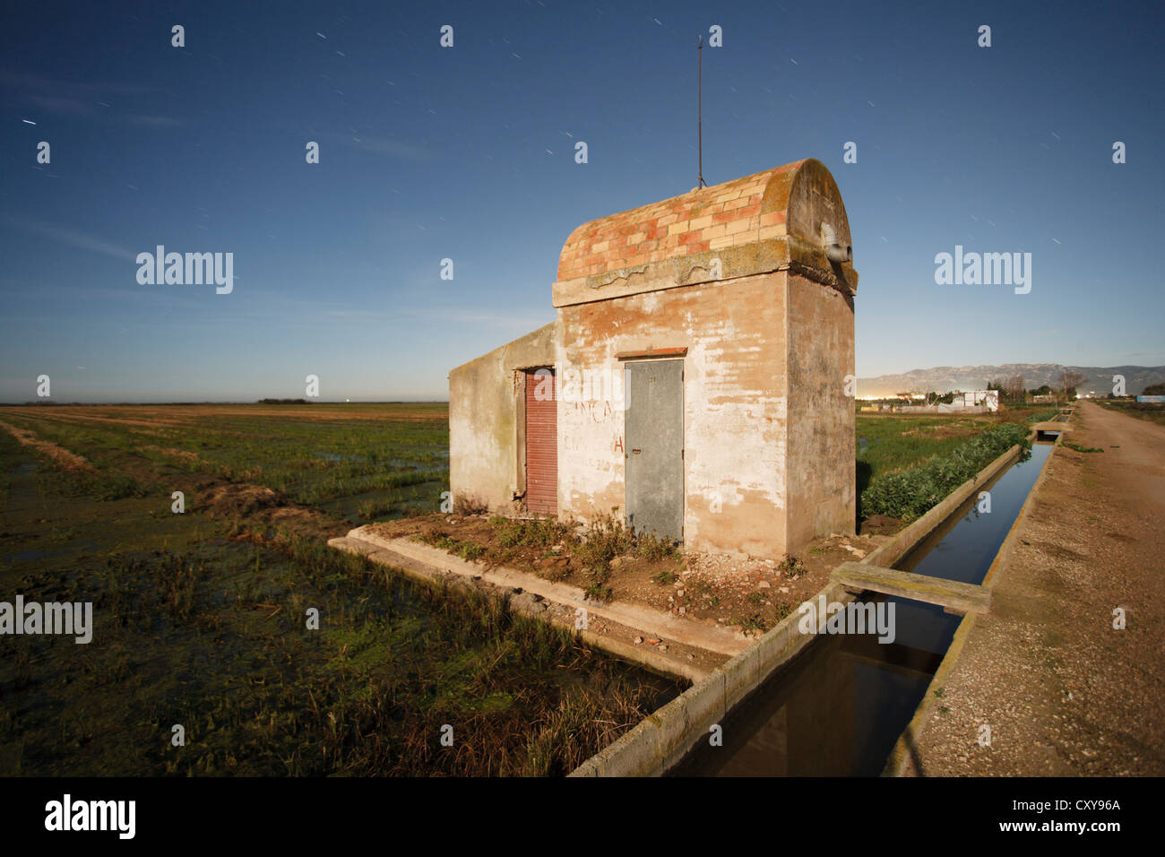 Nacht-Foto von einer "Cohetera", traditioneller Bauweise des Ebro-Delta, wurde es verwendet, um Raketen gegen Stürme zu speichern. Stockfoto