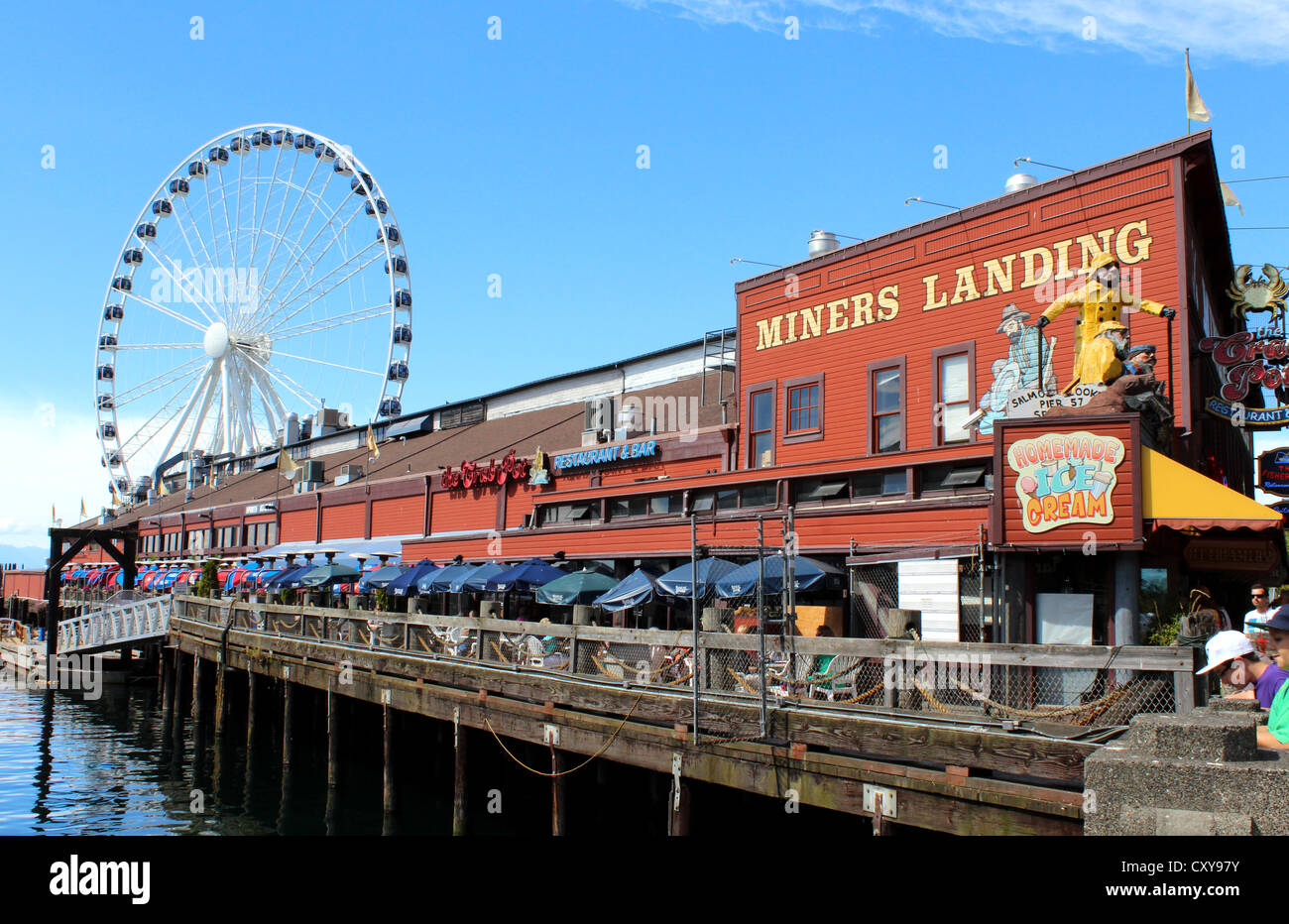 Bergleute Landing Restaurant und Great Wheel an der Uferpromenade in Seattle, Washington, USA Stockfoto