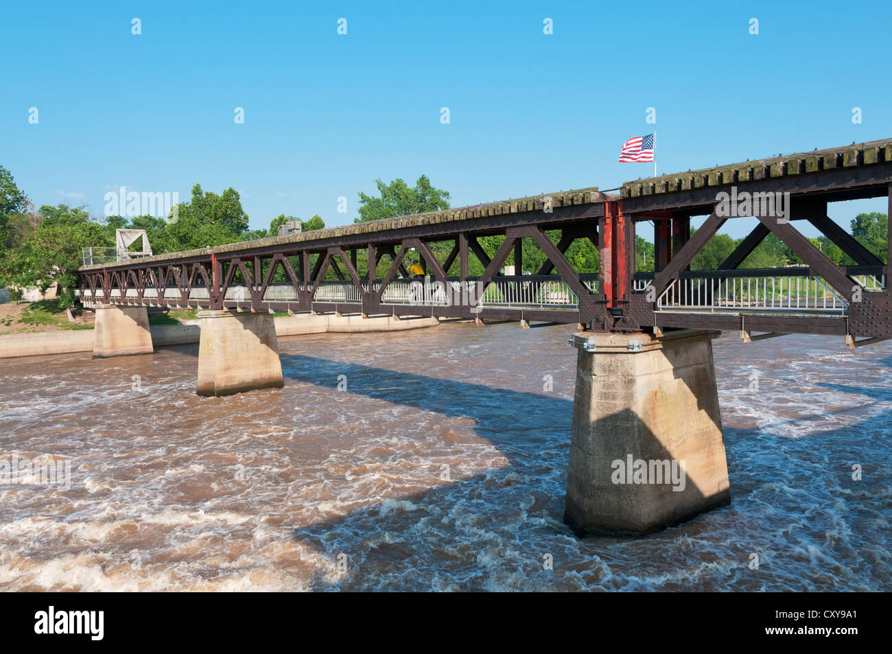 Oklahoma, Tulsa, Arkansas River, alte Eisenbahnbrücke nun ein Fußgänger und Radweg. Stockfoto