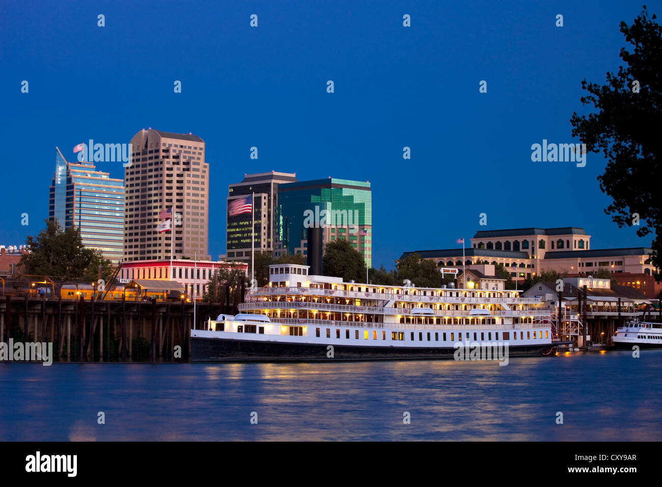 Die Sacramento Skyline der Stadt, von den Sacramento River, einschließlich der Delta King River Boot genommen. Stockfoto