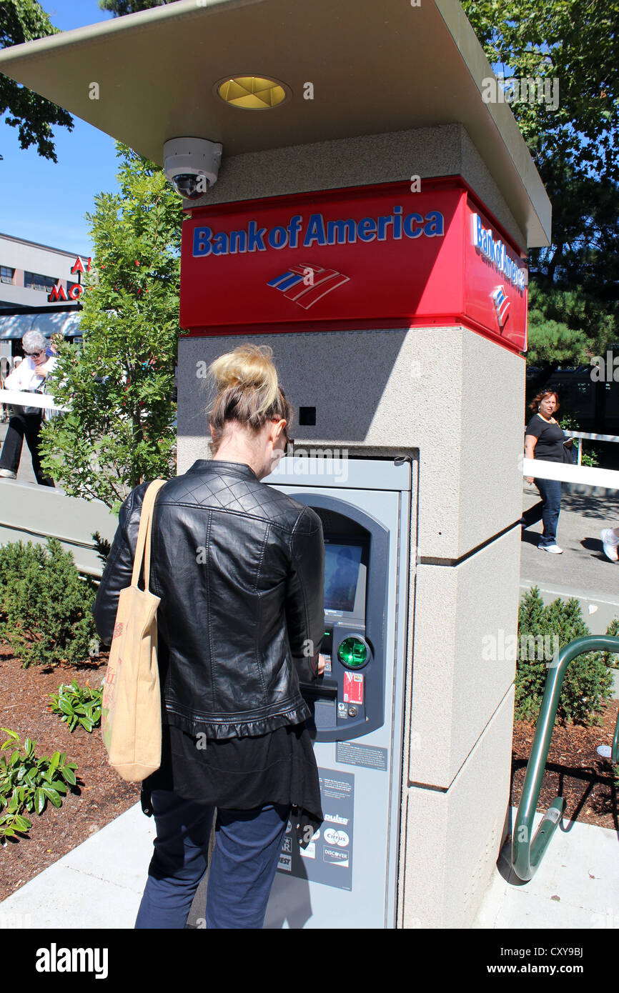 Frau mit einem Geldautomaten der Bank of America, USA Stockfoto