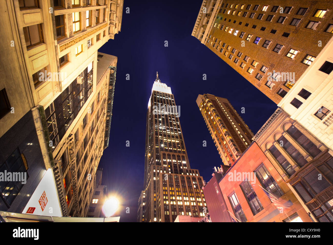 NEW YORK CITY - SEPT 13: Wahrzeichen Empire State und umliegenden Gebäuden in Midtown Manhattan am Abend des 13. September 2012. Stockfoto