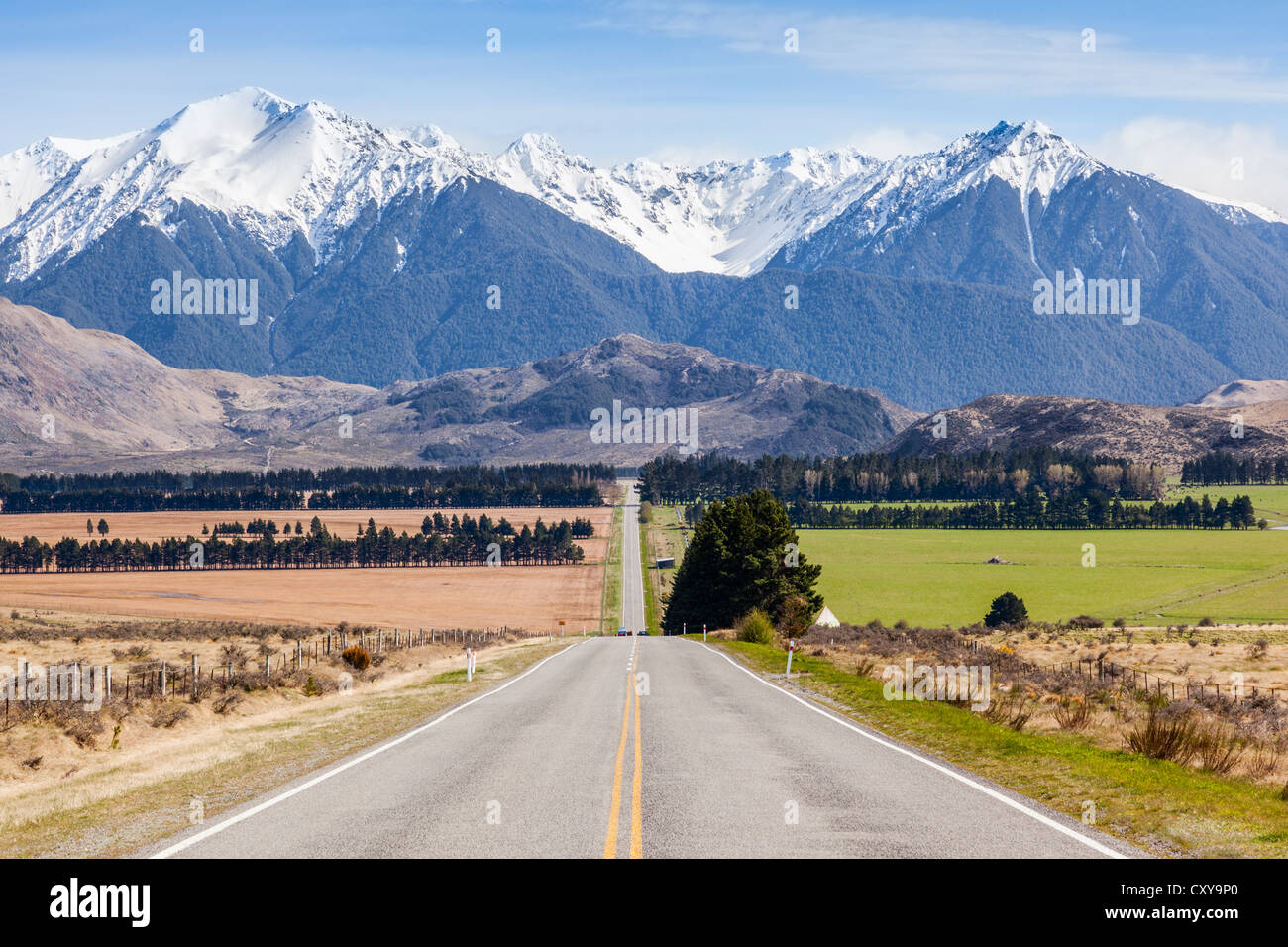 State Highway 73, der West Coast Road in der Nähe von See Grasmere in Canterbury, Neuseeland. Stockfoto
