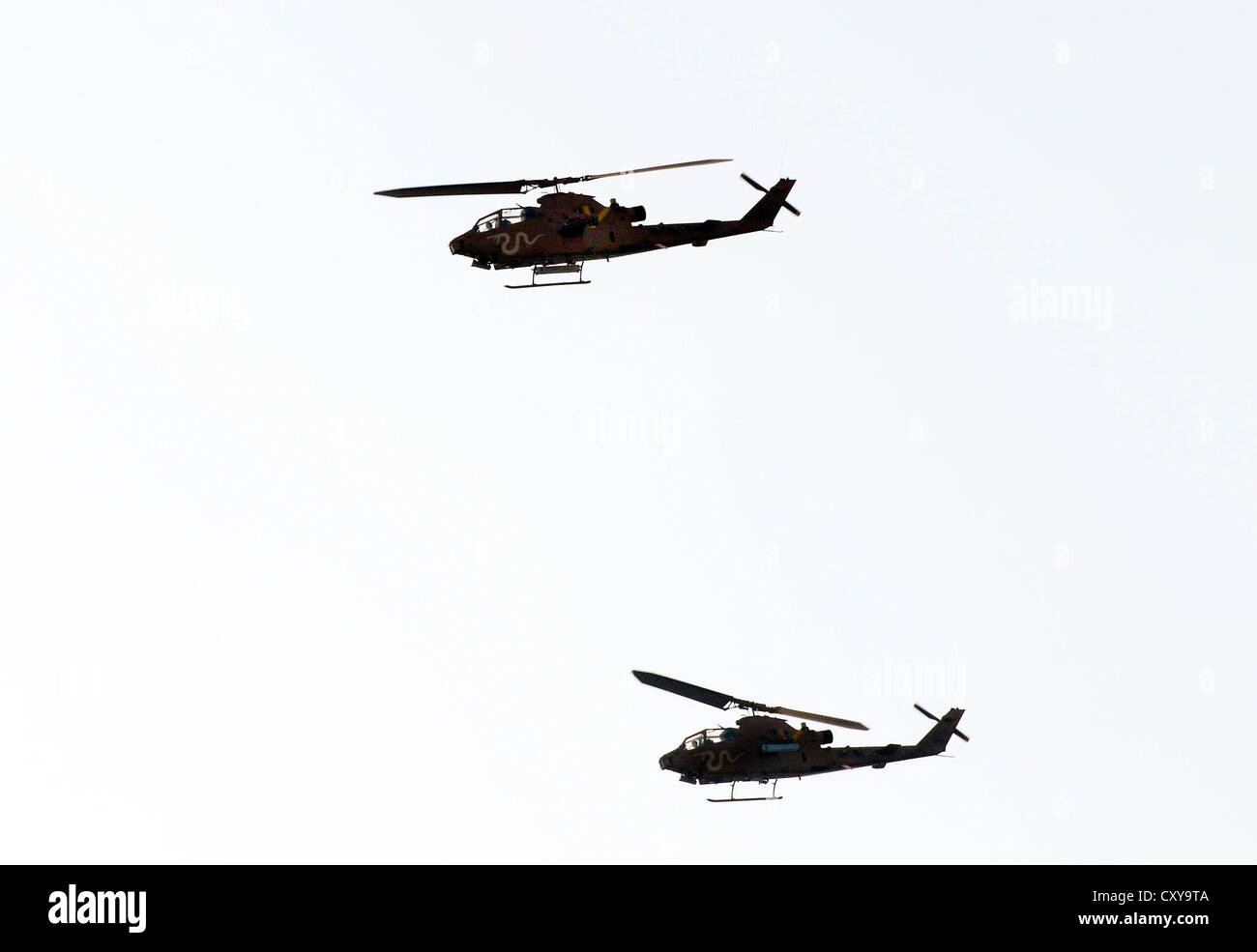 Israelische Luftwaffe Hubschrauber Cobra über Tel Aviv fliegen. Stockfoto