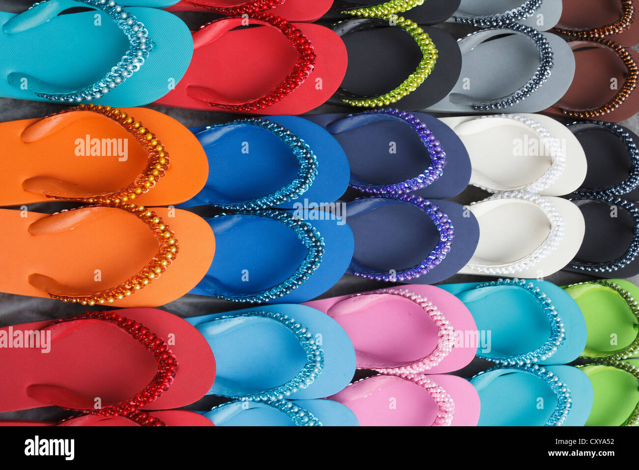 Reihe von bunten Flip flops Anzeige auf Thailand Straßenmarkt Stockfoto