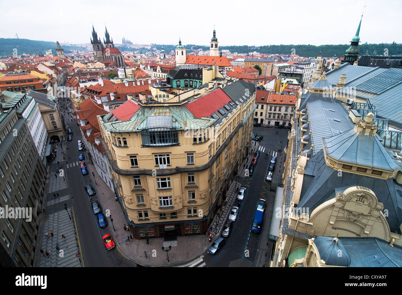 Blick auf die roten Dächer in der Prager Innenstadt. Stockfoto