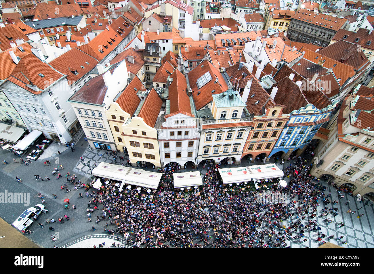 Menschenmenge versammelt sich in der astronomischen Turmuhr in der alten Stadt Platz, Stare Mesto, Prag, Tschechische Republik Stockfoto