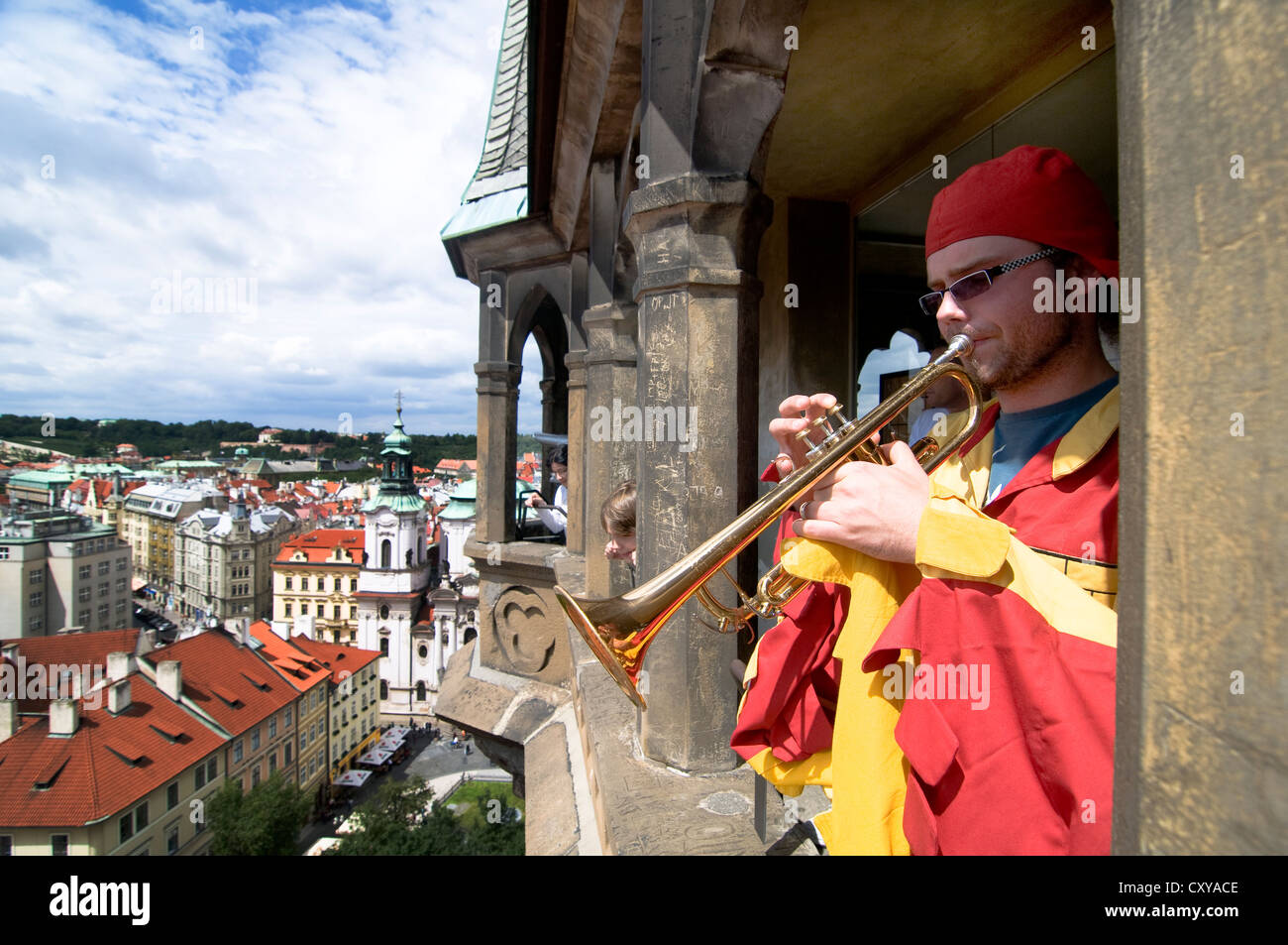 Trompeter auf die astronomische Uhr auf dem Altstädter Ring, Prag, Tschechische Republik Stockfoto