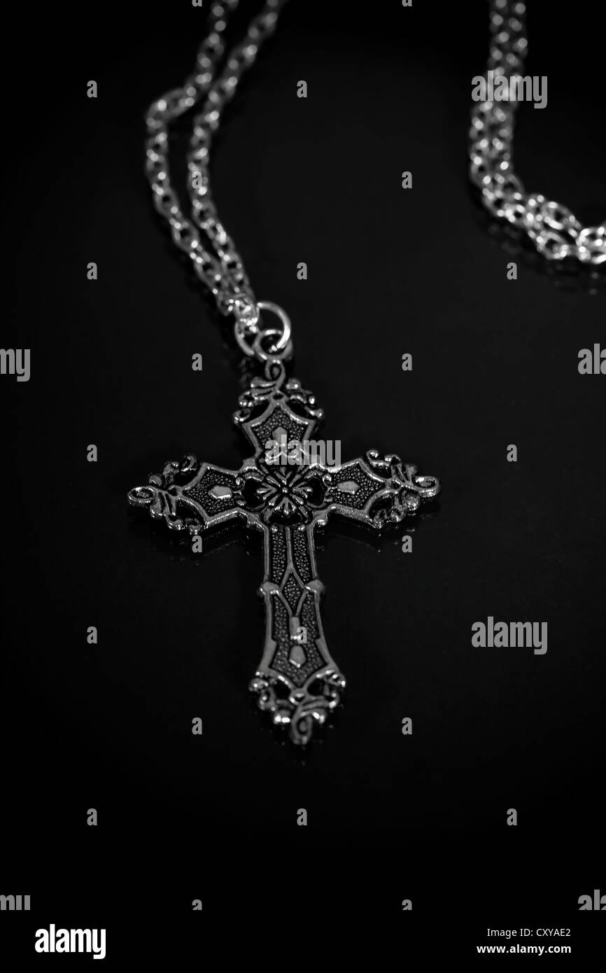 eine Halskette mit dem keltischen Kreuz Stockfoto