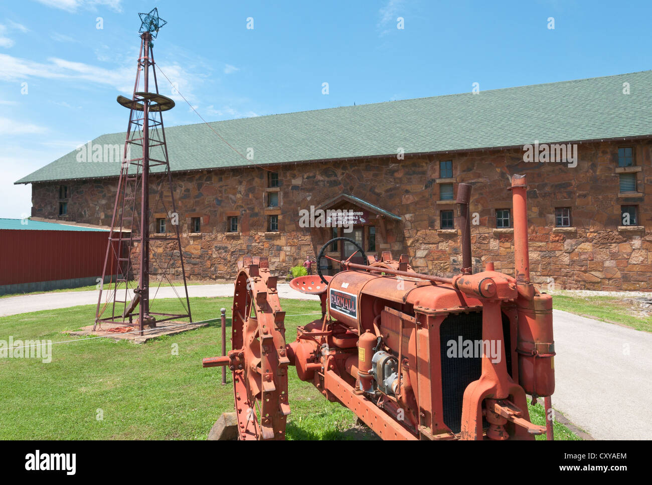 Oklahoma, Osage Hills, Bartlesville, Woolaroc Museum & Wildlife Preserve, antike Traktor, Scheune. Stockfoto