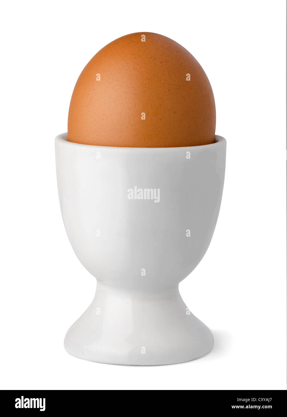 Ei im Eierbecher isoliert auf weiss braun Stockfoto
