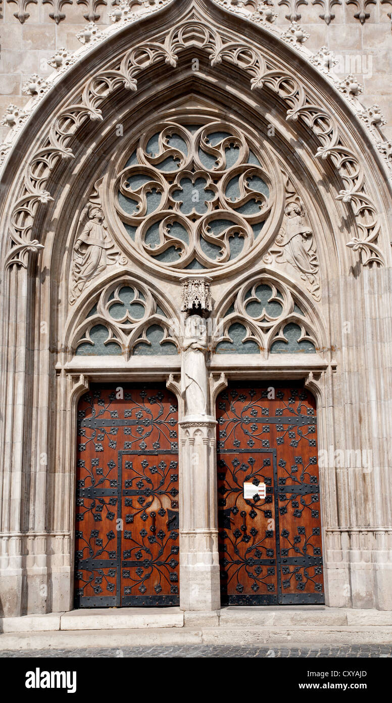 BUDAPEST - 22 SEPTEMBER: Südportal auf St. Matthäus-Kirche am 22. September 2012 in Budapest. Stockfoto