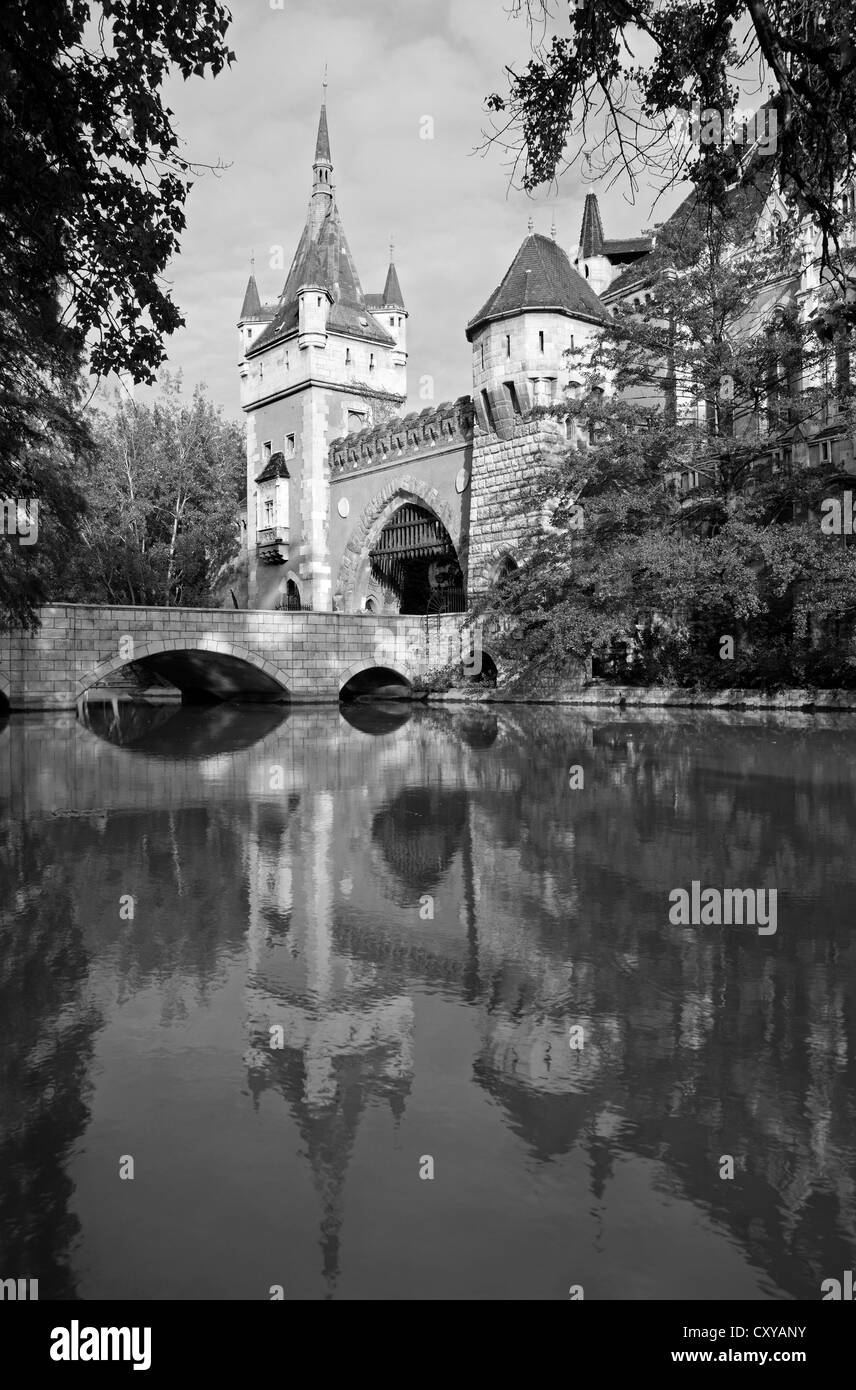 BUDAPEST - 22 SEPTEMBER: Vajdahunyad-Burg am 22. September 2012 in Budapest. Stockfoto