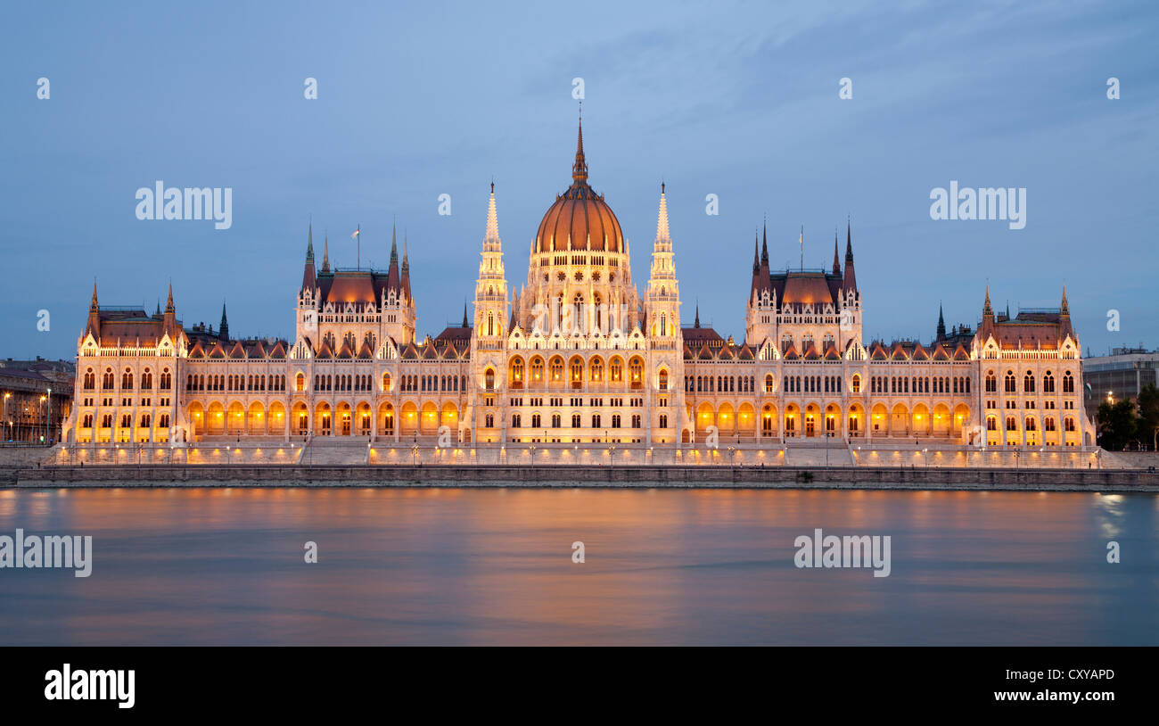 Budapest - Parlament in Dämmerung Stockfoto