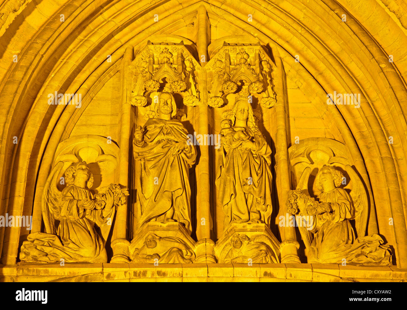 Brüssel - 21.Juni: Nächtliche Detail Seite Portal St. Michael und St. Gudula Kathedrale am 21. Juni 2012 in Bru Stockfoto