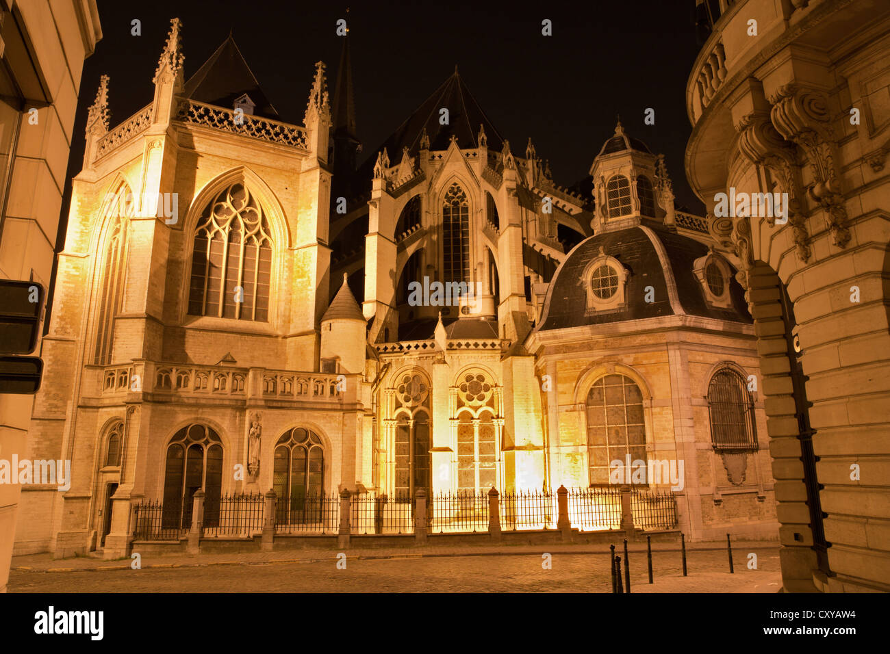 Brüssel - Wallfahrtskirche von St. Michael und St. Gudula Kathedrale bei Nacht Stockfoto