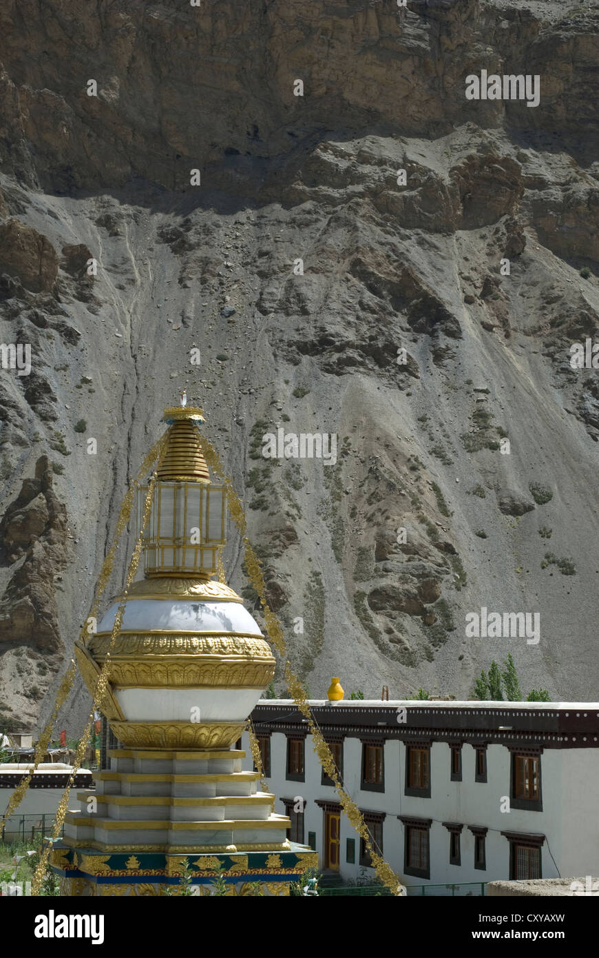 Das neue Kloster (Gonpa) mit seiner Stupa im Vordergrund bei Tabo, Spiti, Nordindien Stockfoto