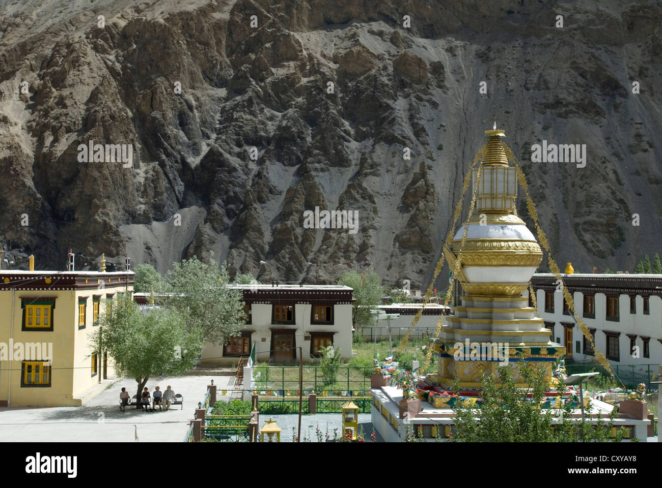 Das neue Kloster (Gonpa) mit seiner Stupa im Vordergrund bei Tabo, Spiti, Nordindien Stockfoto
