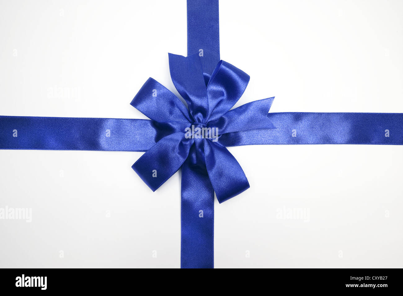White Christmas Geschenk mit einer blauen Schleife Stockfoto