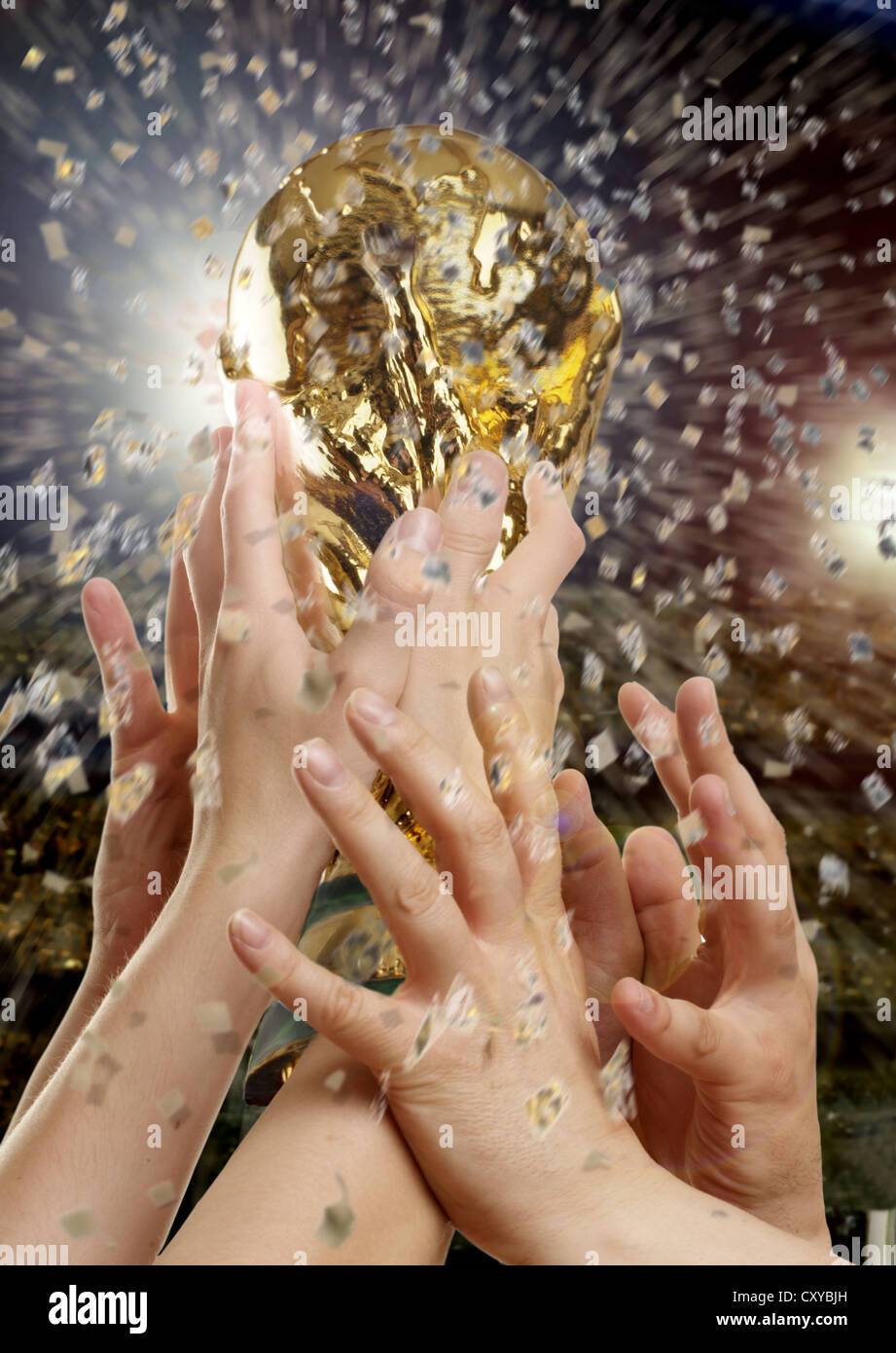 Fußball-WM, Händchen haltend hinauf eine Trophäe mit Konfetti Stockfoto