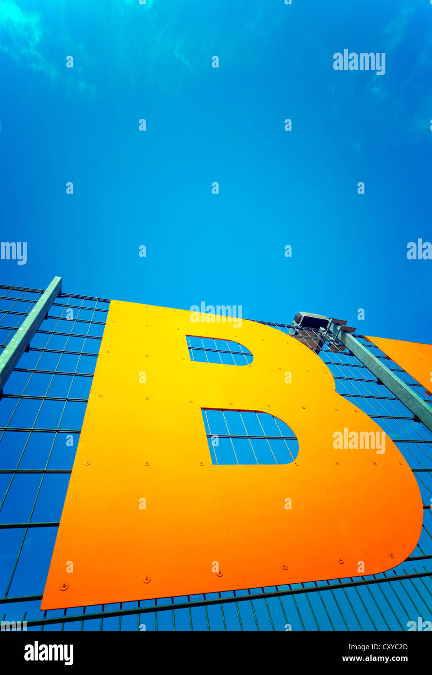 Buchstabe B, orange Signage auf einen Zaun gegen den blauen Himmel Stockfoto