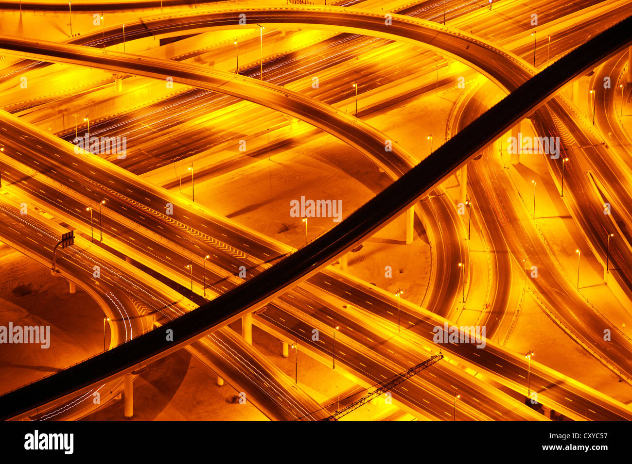 Bild der schönen Straße bei Nacht, Luftbild auf der Autobahn in der Innenstadt von Dubai, Vereinigte Arabische Emirate, konzeptionelle des Luxus-Tourismus Stockfoto