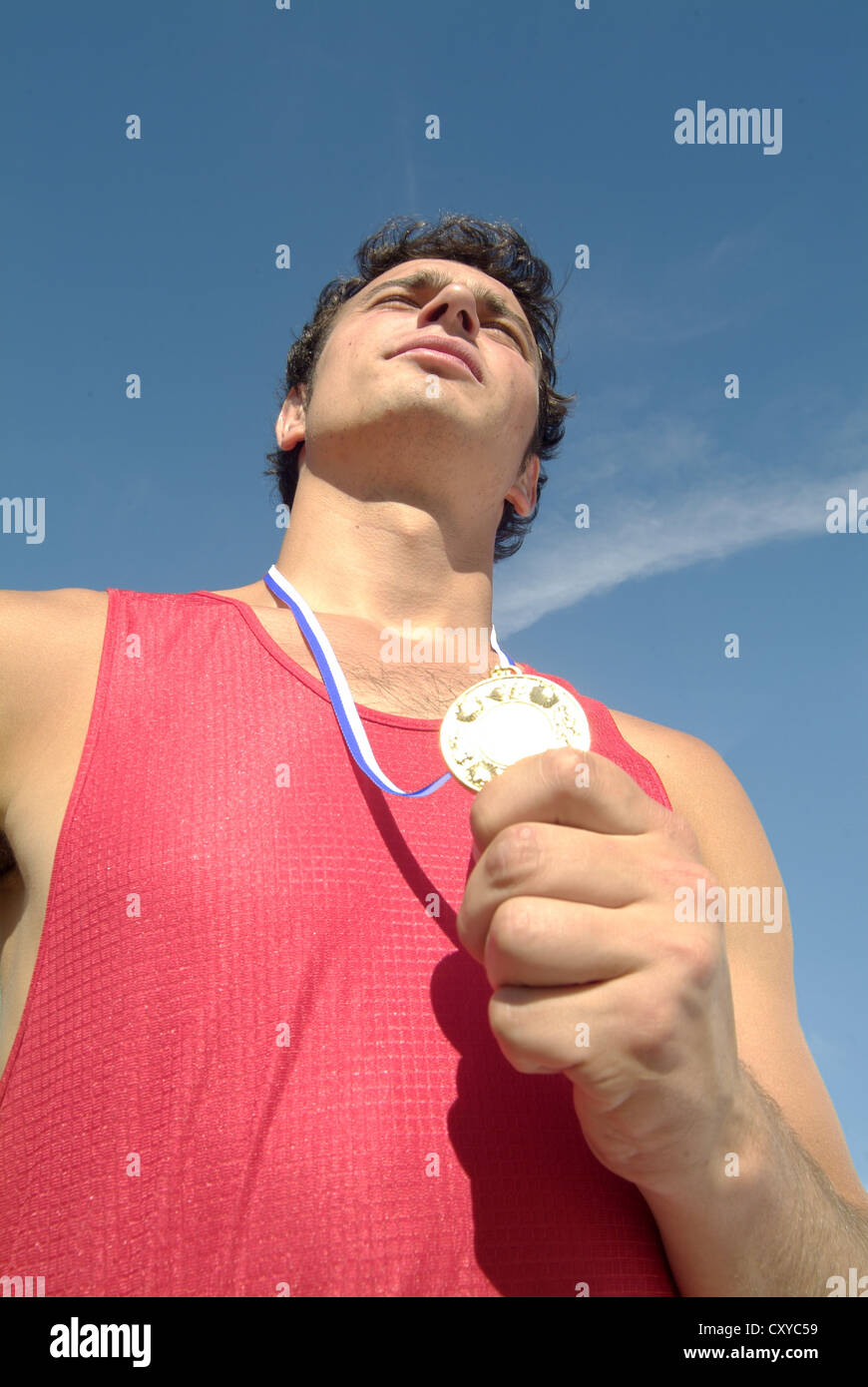 Sportler während der Siegerehrung eine Medaille Stockfoto