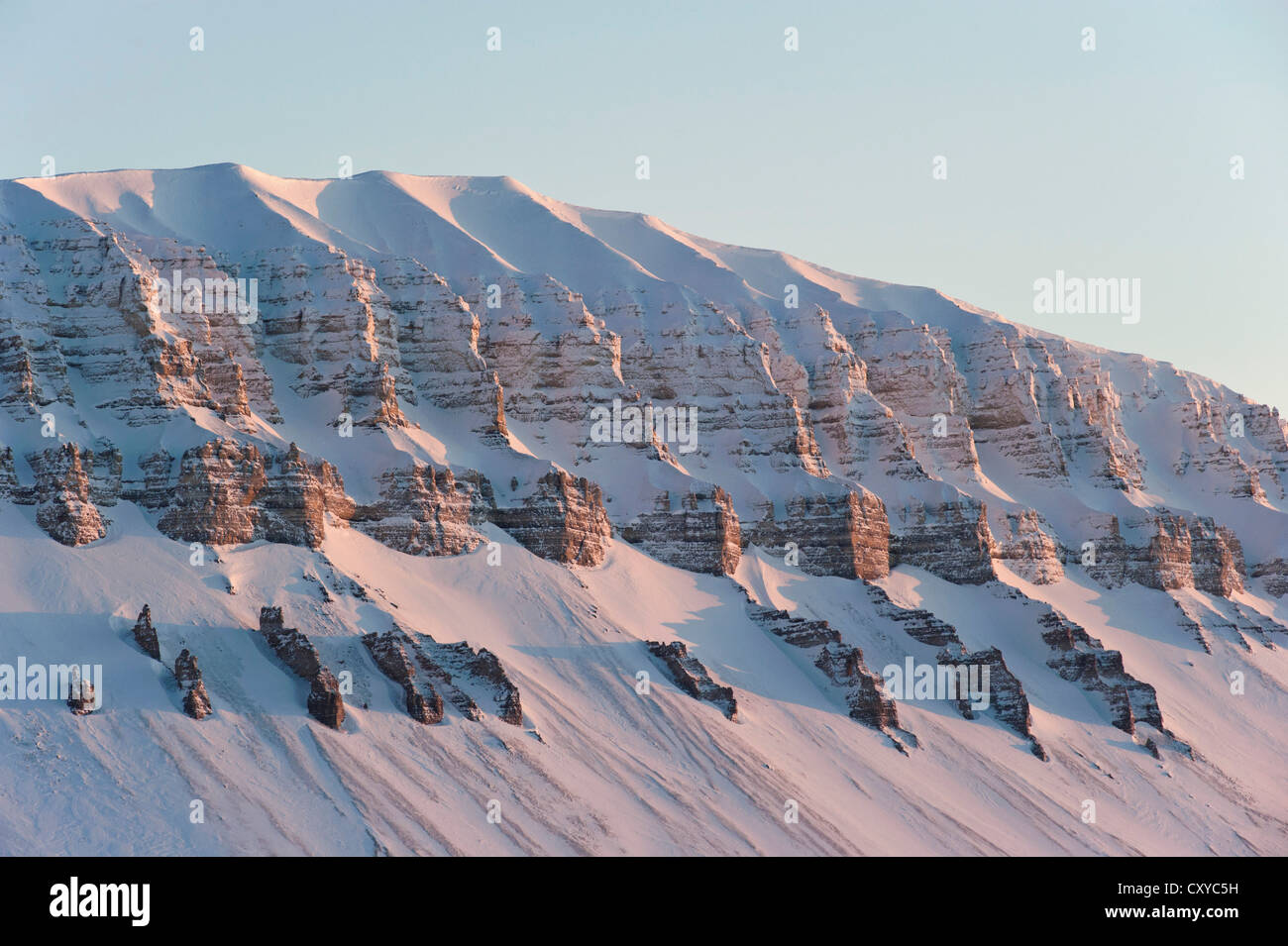 In der Regel geformten Berg in einem winterlichen Spitsbergen, Svalbard, Norwegen, Europa Stockfoto