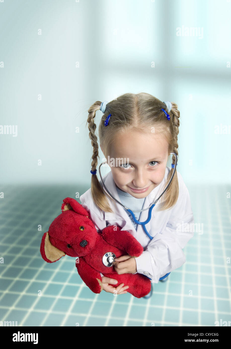 Mädchen Hören Den Teddy Herzschlag Mit Einem Stethoskop Symbolische 