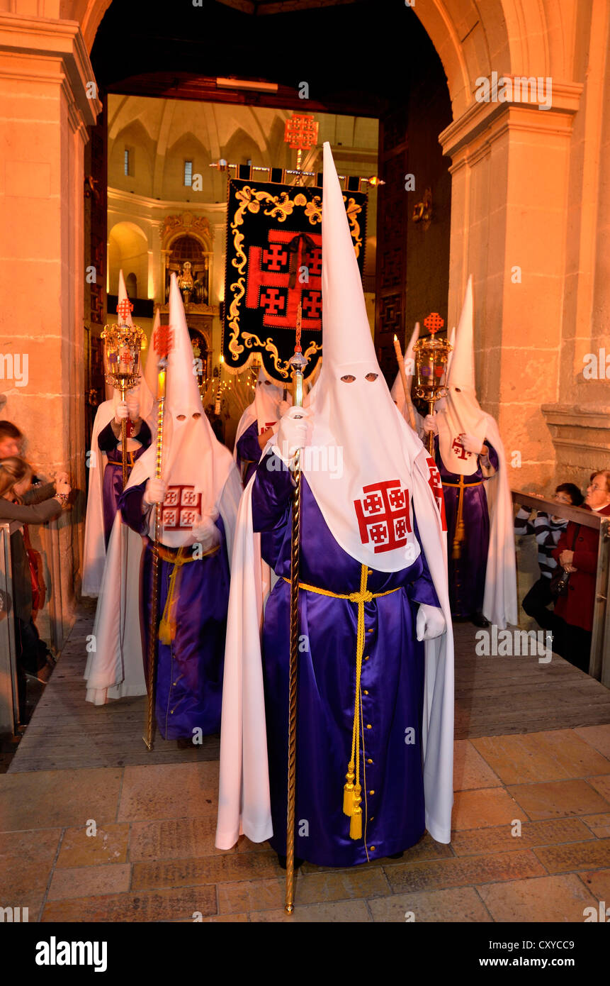 Büßer, Nazarenos, in ihren typischen Kapuzen Roben während der Feierlichkeiten der Semana Santa, die Karwoche, Prozession, Karfreitag Stockfoto