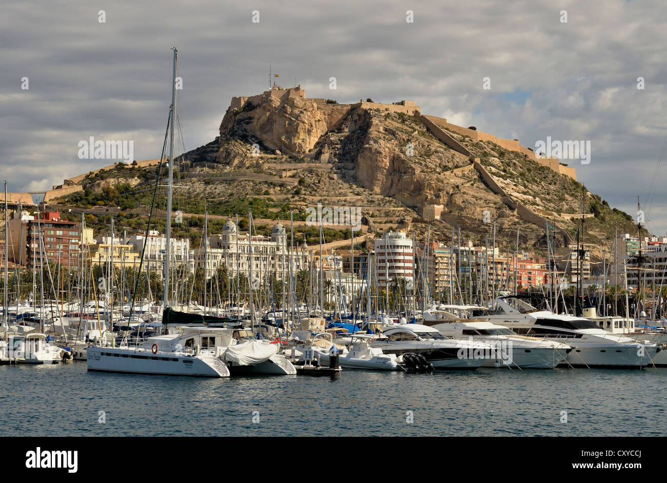 Hafen von Alicante, Santa Barbara Festung an der Rückseite, Alicante, Costa Blanca, Spanien, Europa Stockfoto