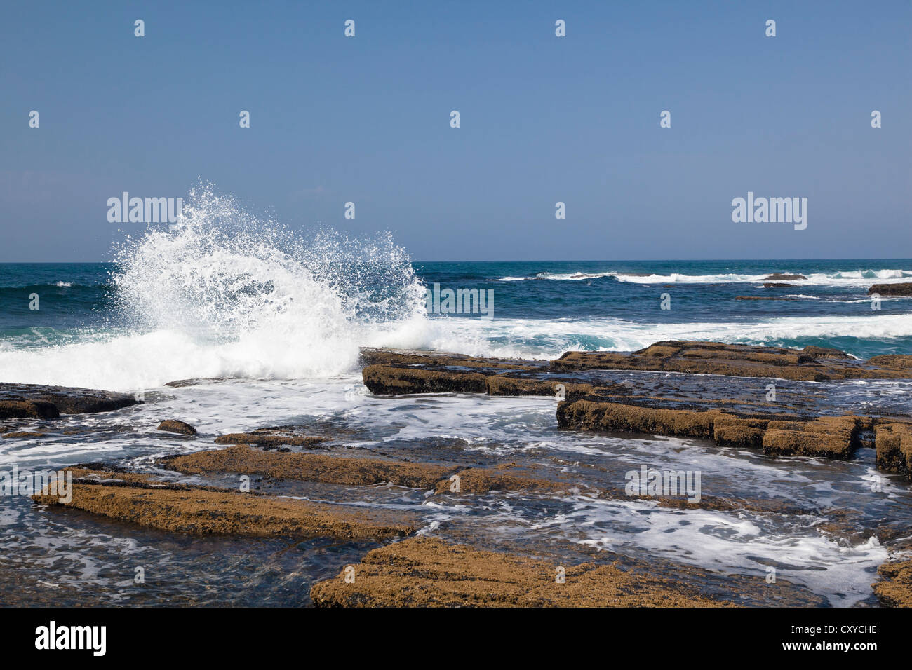 Gezeiten Sie-Pool in der Brandungszone, Monte Clerigo Strand, Surf, Atlantikküste, Algarve, Portugal, Europa Stockfoto