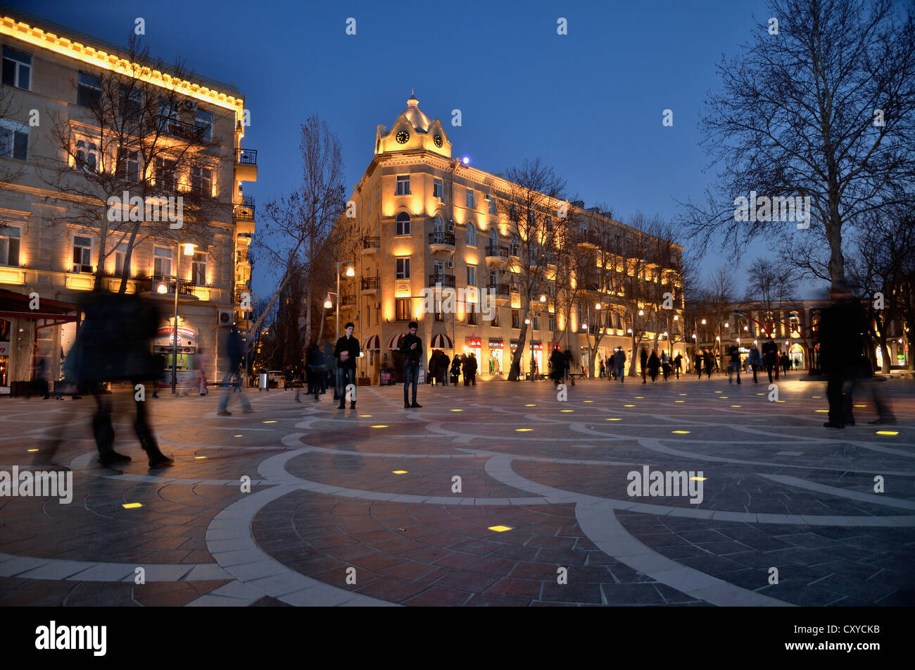 Straßenszene auf dem beleuchteten Brunnen-Platz in der Altstadt von Baku, UNESCO-Weltkulturerbe, Aserbaidschan Stockfoto