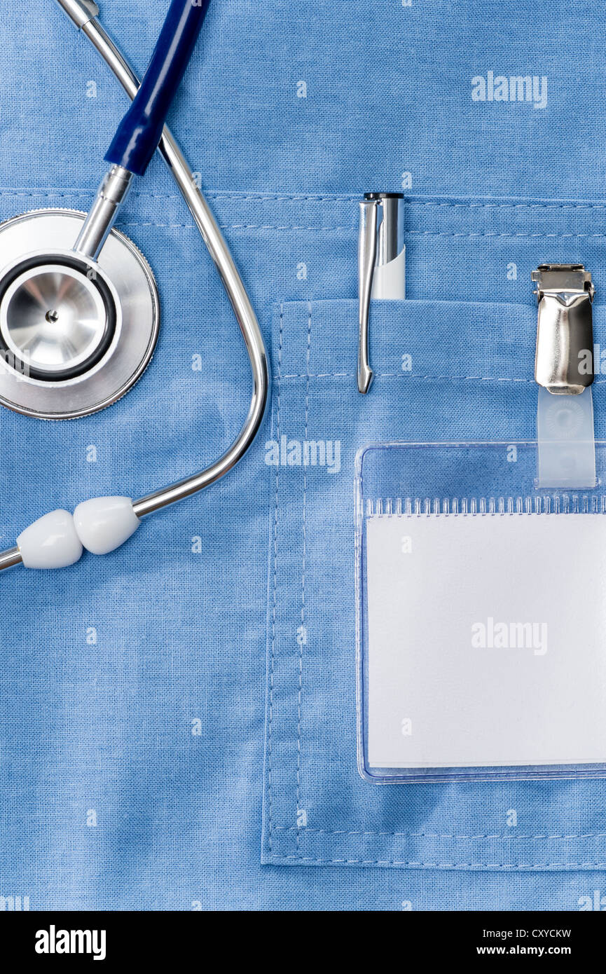 Arzt-ID Namensschild auf Kittel mit Stethoskop Stockfotografie - Alamy