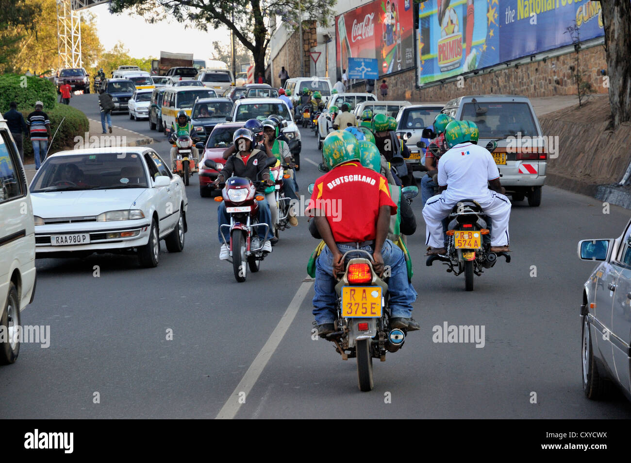 Motorradfahrer mit einem Trikot der deutschen Fußball-Nationalmannschaft, Kigali, Ruanda, Afrika Stockfoto