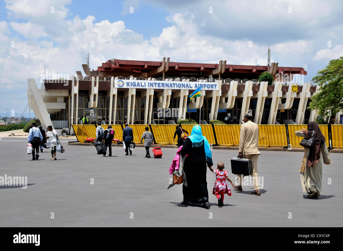 Personen außerhalb der Flughafen Gebäude von Kigali, Ruanda, Afrika Stockfoto