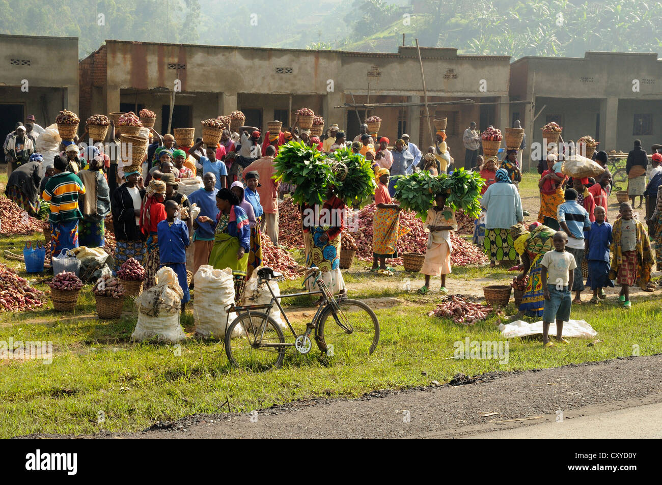 Markt in einem Dorf in der Nähe der Stadt Busengo, Ruanda, Afrika Stockfoto