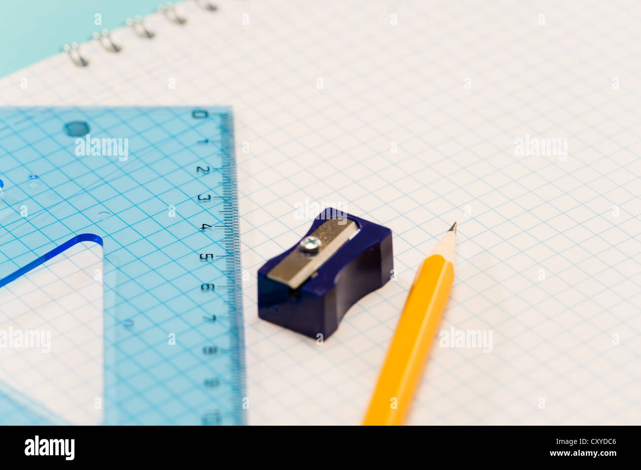 Anspitzer mit Lineal, Bleistift auf Notizblock Schulmaterial Stockfoto