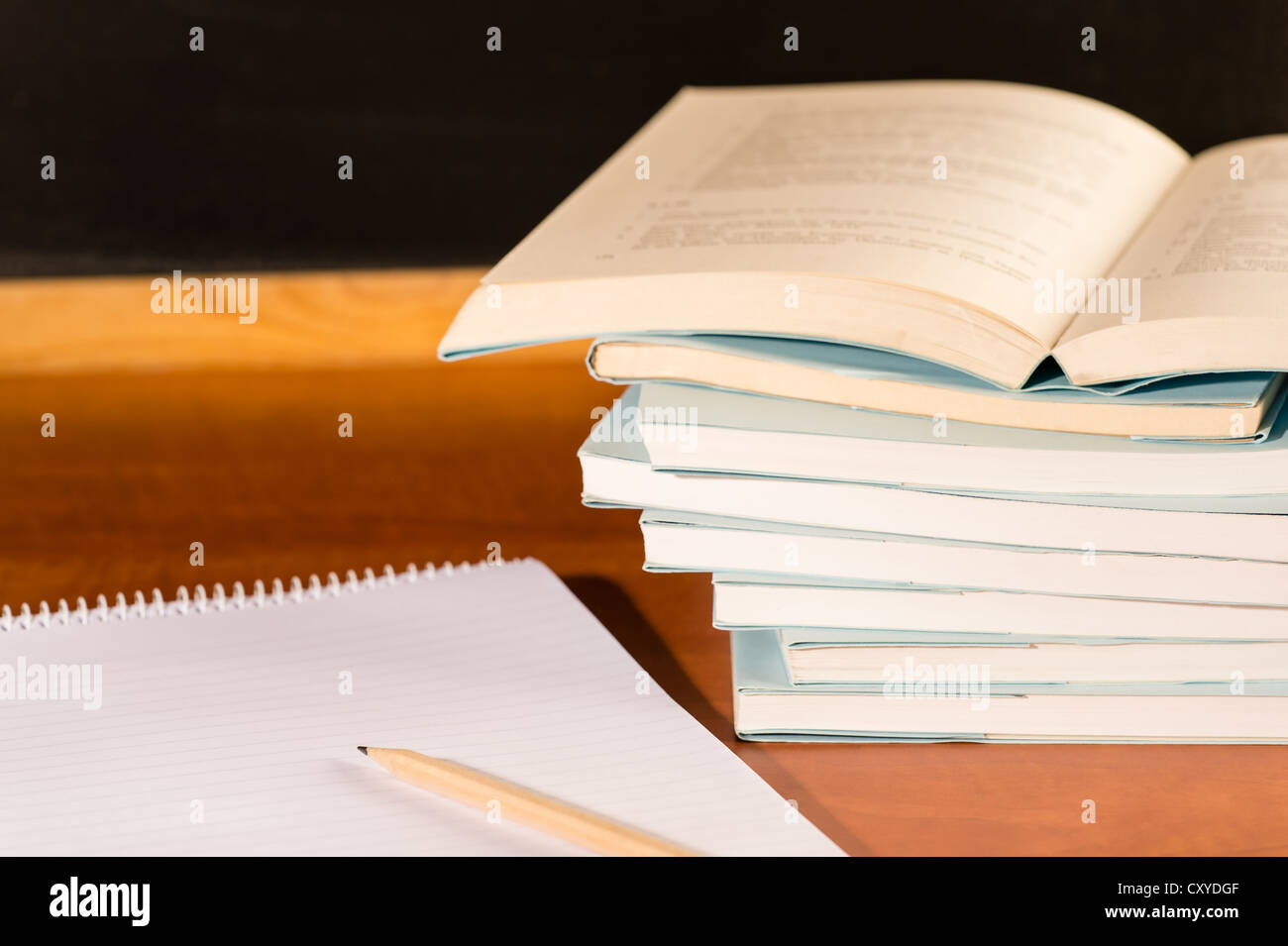 Traditionelle akademische Studie Schulbücher auf Schreibtisch aus Holz Stockfoto