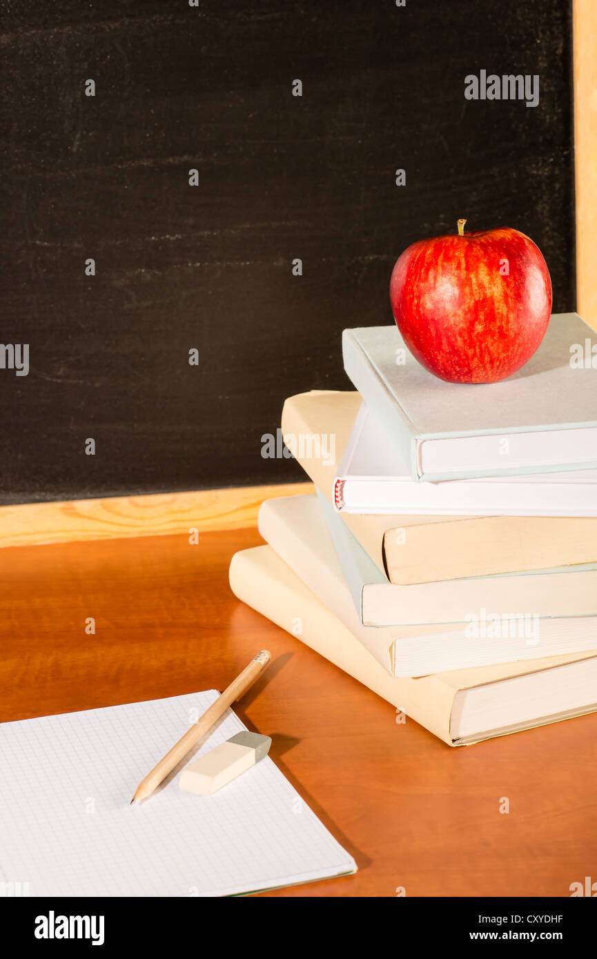 Traditionelle akademische Ausbildung Stapel Bücher auf Schreibtisch aus Holz Stockfoto