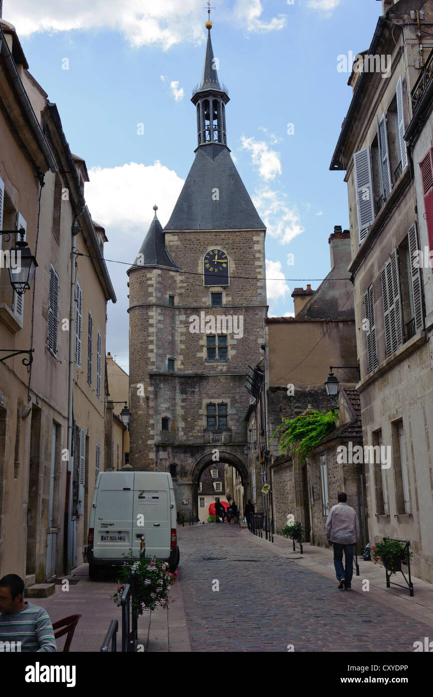 Stadttor und Clock Tower, Avallon Stockfoto