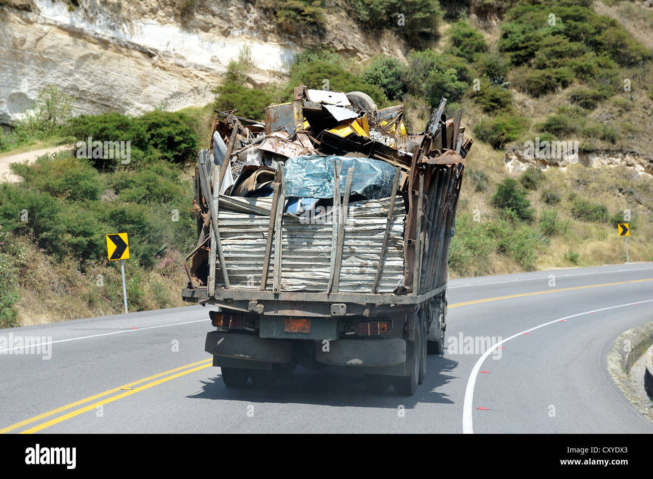 LKW-Transport von Metall, Ecuador, Südamerika Stockfoto