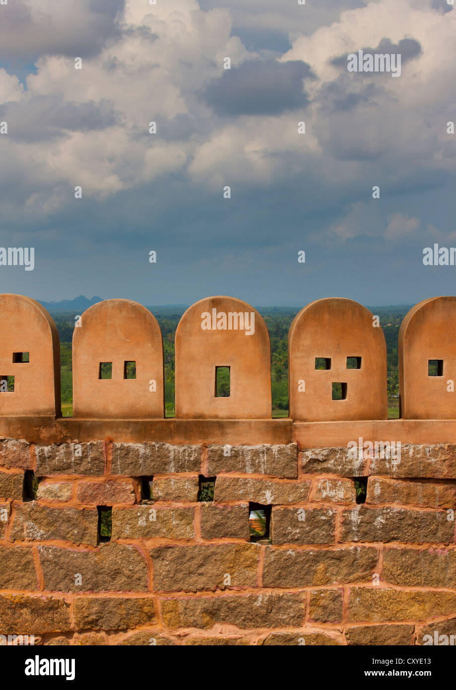 Geschnitzte Steinblock an der Wand des Tirumayam Fort, Tirumayam, Indien Stockfoto