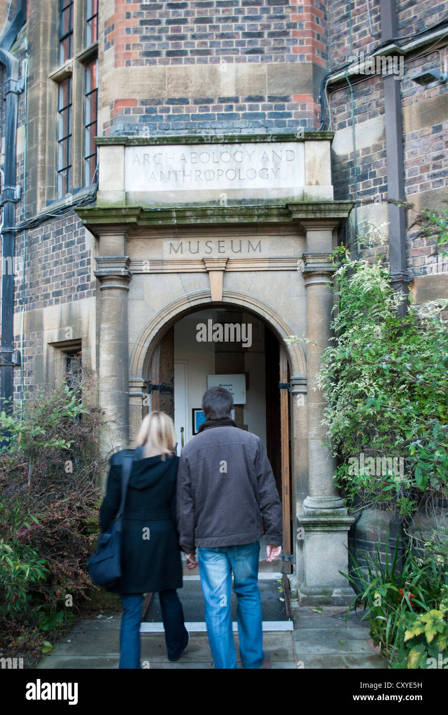 Ein paar gehen in die Einfahrt, die das Museum für Archäologie und Anthropologie, Universität von Cambridge Stockfoto